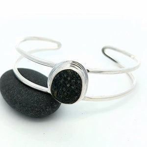 Natürliche Strand Stein Armband. Silber und Stein Armband. Strandstein in Silber gefasst. Strand Rock Schmuck. Sterling Armreif handgefertigt in Maine.