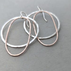 Gemischte Metallohrringe, gehämmert Silber Hoop baumeln Ohrringe, zweifarbige Creolen, Leichte Messing und Silber Ohrringe, schlichtes Silber