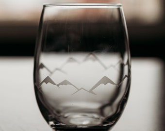 Mountain Wrapped Etched Stemless Wine Glass - Custom Wine Glass Gift - Mountain Custom Gift - Etched Wine Glass - mountain wine glass
