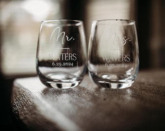 Etched Stemless Wine Glass, etched Mr and Mrs wine glass, Gifts for Her, Personalized Wine Glass, Personalized Wedding Gift, Bride wine