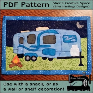 Könnte beinhalten: Ein PDF-Muster für eine gequiltete Wanddekoration mit einem blauen Wohnmobil und einem Lagerfeuer davor. Das Muster trägt den Titel "Sher's Creative Space (Sher Hastings Designs)".