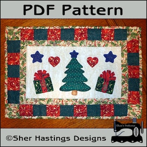 Może przedstawiać: Wzór PDF na świąteczny bieżnik stołowy z zielonym drzewem bożonarodzeniowym, czerwonymi i zielonymi prezentami oraz niebieskimi gwiazdami. Bieżnik ma czerwoną i zieloną kratkę z motywem kwiatowym w kolorze złotym i zielonym.