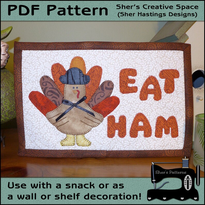 Peut inclure: Un mod&egrave;le PDF pour une suspension murale matelass&eacute;e sur le th&egrave;me de Thanksgiving avec une dinde portant un chapeau et les mots "EAT HAM".