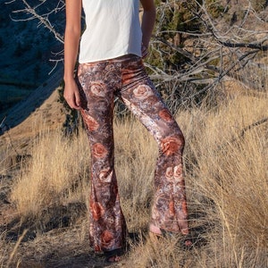 BLOMMIG SAMMET 70-talsvelourfria människor hippie chic boho dansfestival burning man gypsy utsvängda bell bottombyxor (eller leggings) bild 1