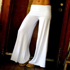 Pantaloni da spiaggia estivi bianchi a gamba larga, eleganti e fluidi, in rayon, stile palazzo, stile gaucho, con gonna ripiegabile in vita