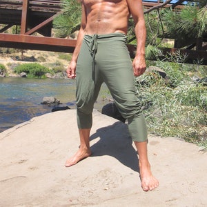 Men's sage green yoga goucho lounge beach resort jogger capri pants with drawstring image 2