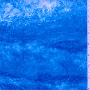 K&ouml;nnte beinhalten: Blauer Stoff mit einem marmorierten, wirbelnden Muster. Der Stoff hat eine weiche, flauschige Textur.