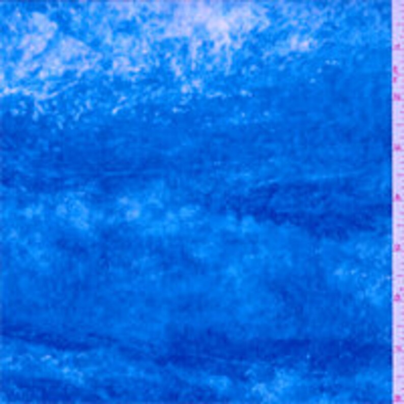 K&ouml;nnte beinhalten: Blauer Stoff mit einem marmorierten, wirbelnden Muster. Der Stoff hat eine weiche, flauschige Textur.