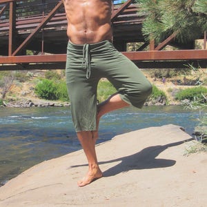 Men's sage green yoga goucho lounge beach resort jogger capri pants with drawstring image 5
