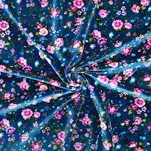 K&ouml;nnte beinhalten: Blauer Samtstoff mit einem rosafarbenen Blumenmuster. Der Stoff ist weich und luxuri&ouml;s, perfekt f&uuml;r Polster oder Kleidung.