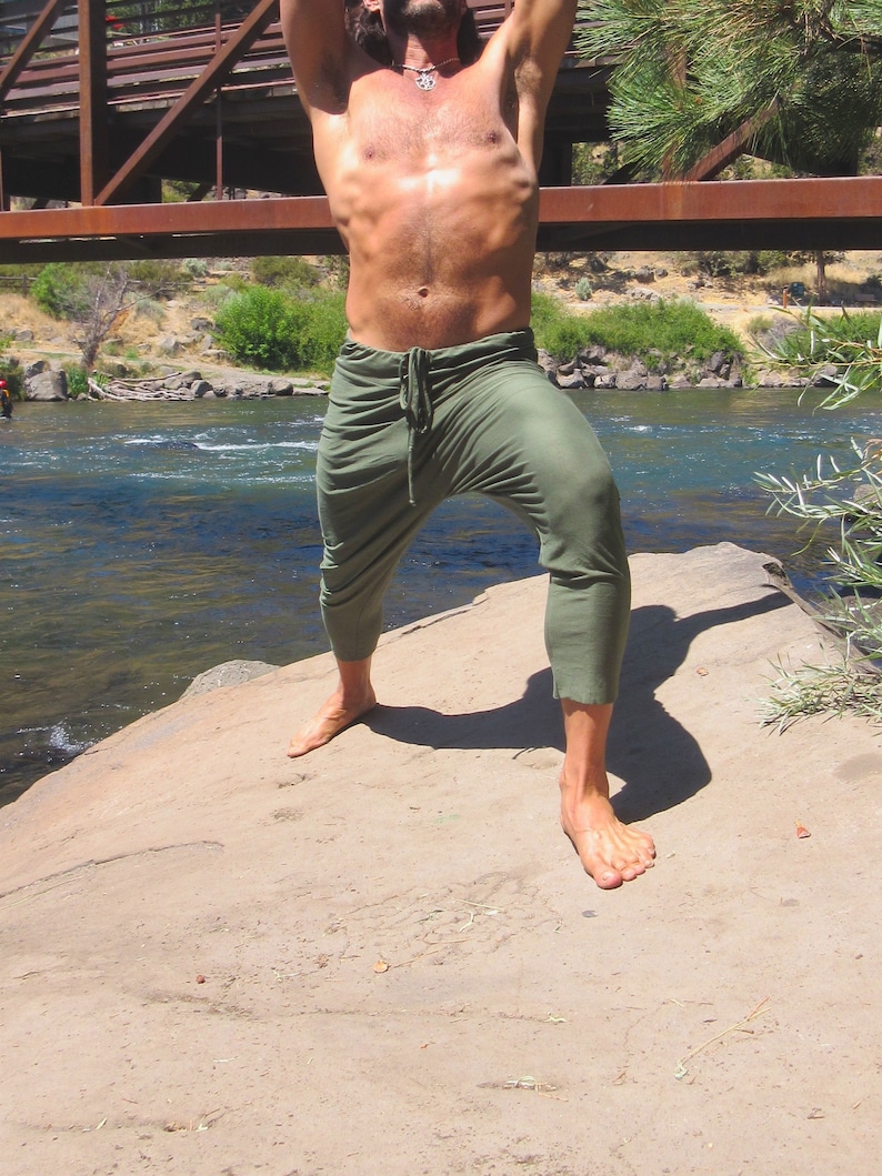 Men's sage green yoga goucho lounge beach resort jogger capri pants with drawstring image 3
