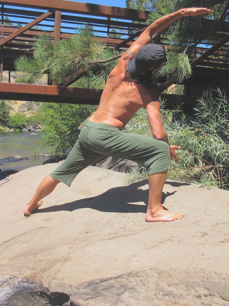 Men's sage green yoga goucho lounge beach resort jogger capri pants with drawstring image 6