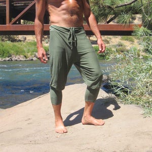 Men's sage green yoga goucho lounge beach resort jogger capri pants with drawstring image 1