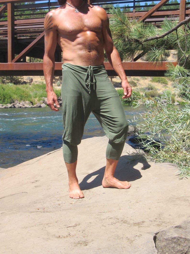 Men's sage green yoga goucho lounge beach resort jogger capri pants with drawstring image 1