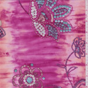 Puede incluir: Tela rosa con un dise&ntilde;o similar a la acuarela que presenta patrones florales y lentejuelas. La tela tiene una textura suave y fluida, perfecta para crear prendas, accesorios o decoraci&oacute;n del hogar.