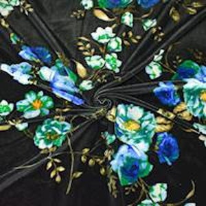 Puede incluir: Tela de terciopelo negro con estampado floral con flores azules, verdes y doradas.