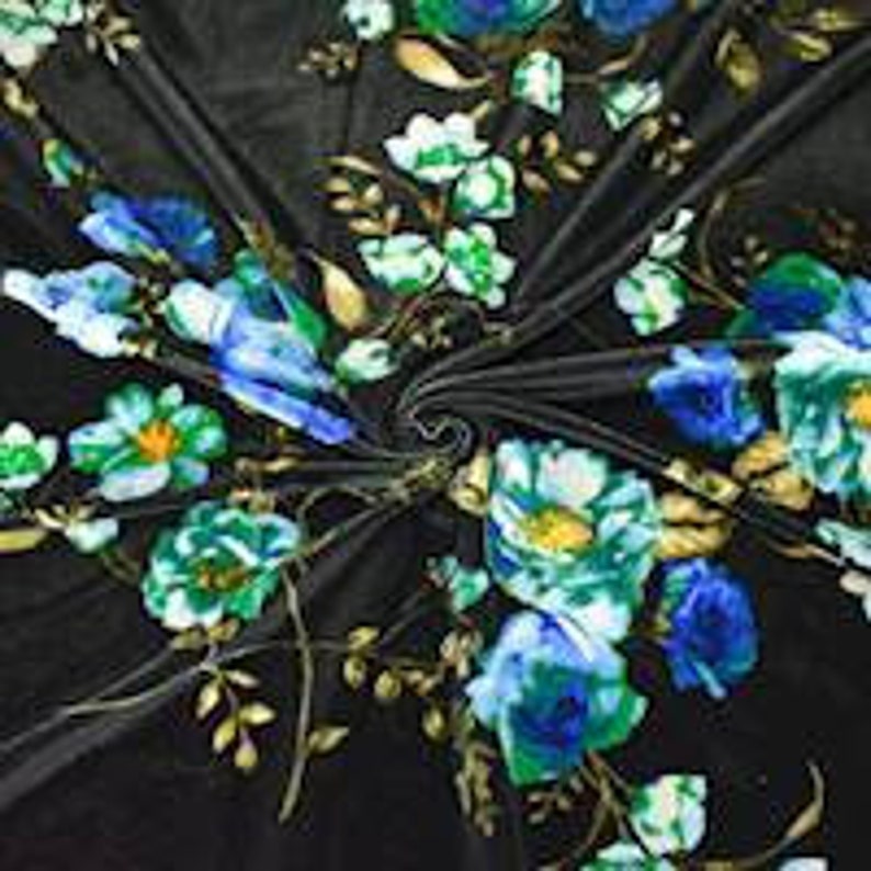 Puede incluir: Tela de terciopelo negro con estampado floral con flores azules, verdes y doradas.