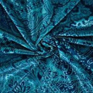 Puede incluir: Tela de color azul turquesa con estampado de paisley y textura suave y fluida.