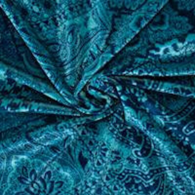 Puede incluir: Tela de color azul turquesa con estampado de paisley y textura suave y fluida.