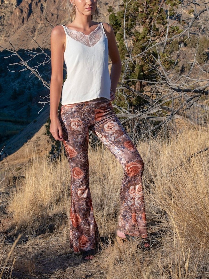 BLOMMIG SAMMET 70-talsvelourfria människor hippie chic boho dansfestival burning man gypsy utsvängda bell bottombyxor (eller leggings) bild 1