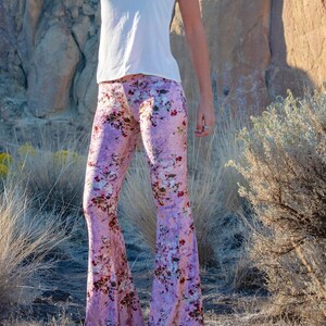 BLOMMIG SAMMET 70-talsvelourfria människor hippie chic boho dansfestival burning man gypsy utsvängda bell bottombyxor (eller leggings) bild 2