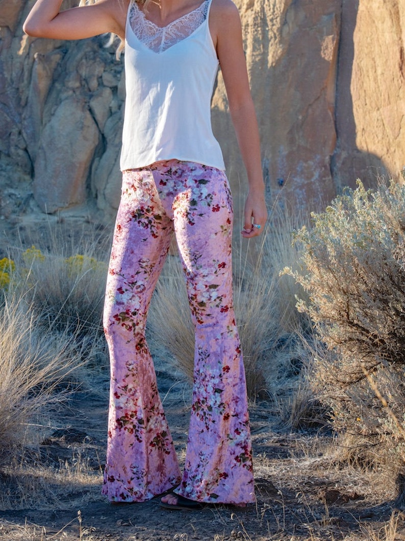BLOMMIG SAMMET 70-talsvelourfria människor hippie chic boho dansfestival burning man gypsy utsvängda bell bottombyxor (eller leggings) bild 2