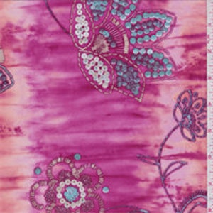 K&ouml;nnte beinhalten: Rosafarbener Stoff mit einem aquarellartigen Design mit floralen Mustern und Pailletten. Der Stoff hat eine weiche, flie&szlig;ende Textur und ist perfekt f&uuml;r die Herstellung einzigartiger Kleidungsst&uuml;cke oder Heimtextilien.