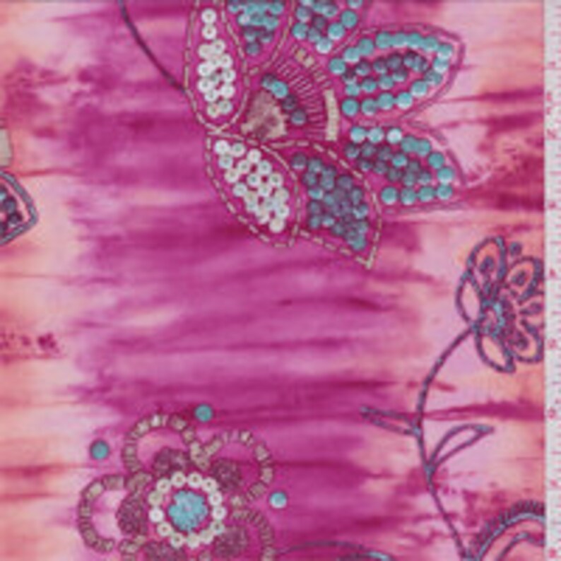 K&ouml;nnte beinhalten: Rosafarbener Stoff mit einem aquarellartigen Design mit floralen Mustern und Pailletten. Der Stoff hat eine weiche, flie&szlig;ende Textur und ist perfekt f&uuml;r die Herstellung einzigartiger Kleidungsst&uuml;cke oder Heimtextilien.