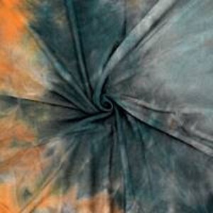 K&ouml;nnte beinhalten: Ein Batikstoff in Orange-, T&uuml;rkis- und Graut&ouml;nen. Der Stoff hat ein wirbelndes Muster und ist aus einem weichen, angenehmen Material gefertigt.