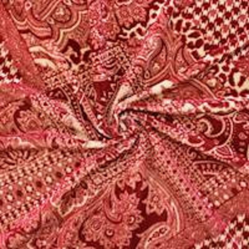 Puede incluir: Tela de color rojo y blanco con estampado de paisley y superficie texturizada.