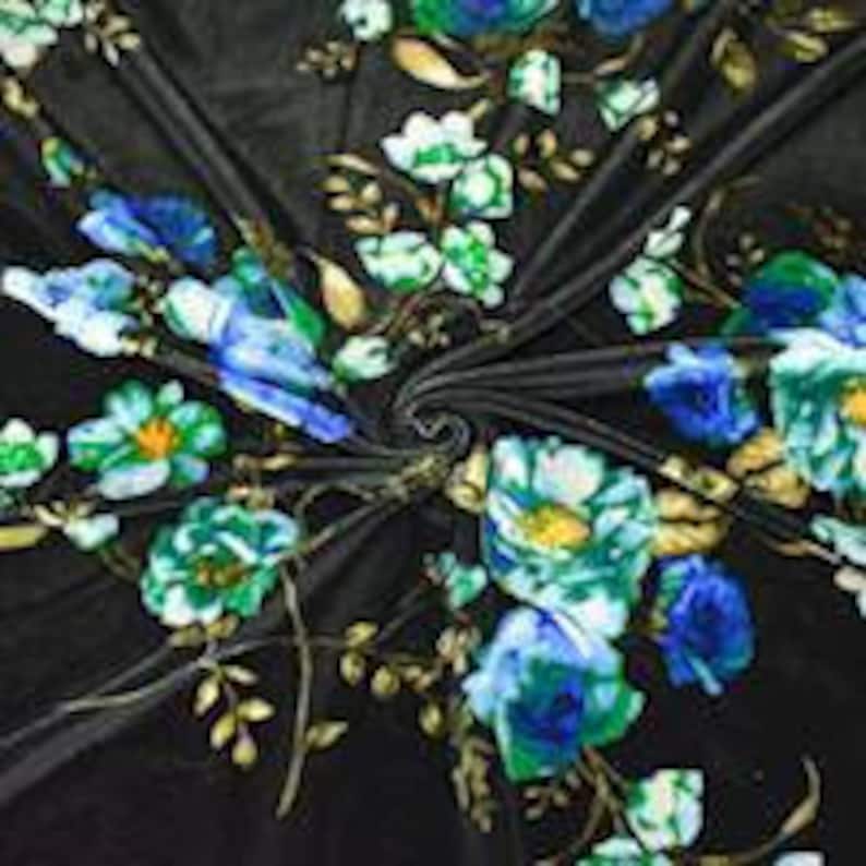 K&ouml;nnte beinhalten: Schwarzer Samtstoff mit einem Blumendruck mit blauen, gr&uuml;nen und goldenen Blumen.