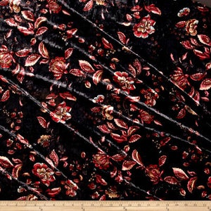 K&ouml;nnte beinhalten: Schwarzer Samtstoff mit einem floralen Muster in Rot- und Goldt&ouml;nen. Der Stoff ist weich, luxuri&ouml;s und perfekt f&uuml;r Polster, Vorh&auml;nge oder Kleidung.