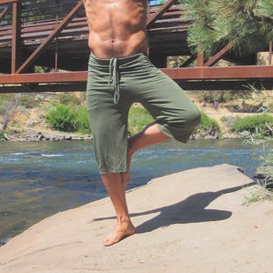 Men&#39;s bamboo yoga athleisure wide leg gaucho yoga surf lounge beach resort shorts with drawstring