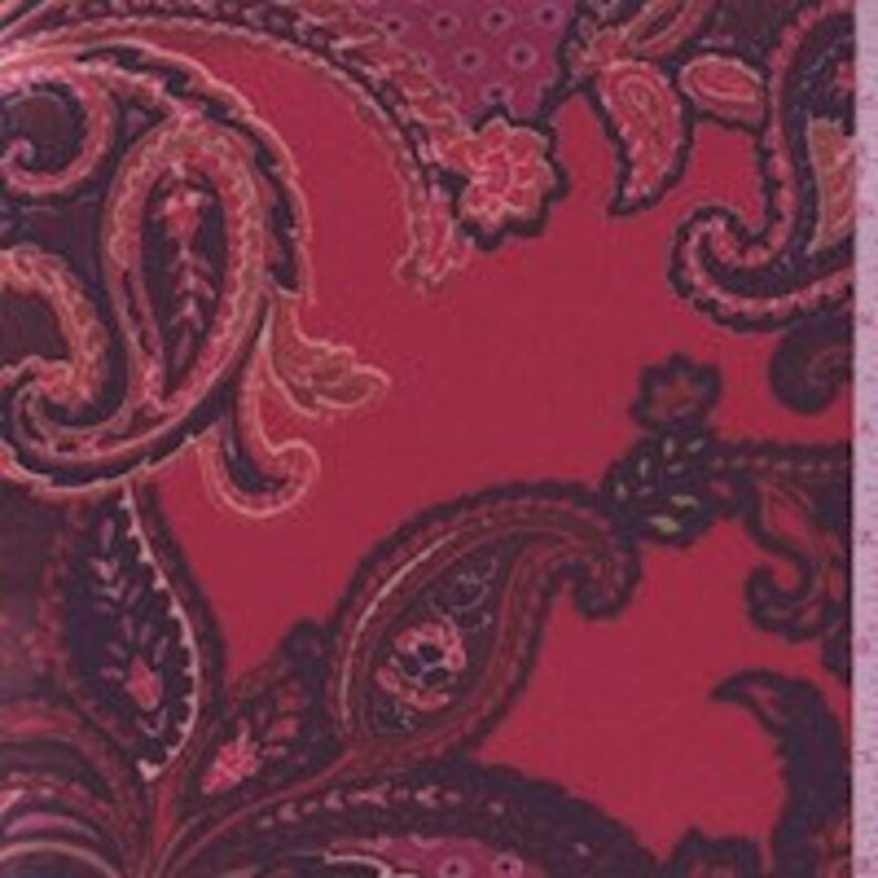 Puede incluir: Tela roja con un patr&oacute;n de paisley en tonos de negro, rosa y naranja.