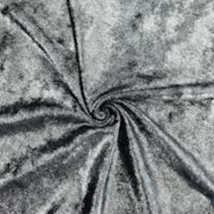 以下が含まれることがあります： 光沢のある黒のクシュクシュしたベルベット生地。生地はしっかりと織られており、柔らかく高級感のある肌触りです。