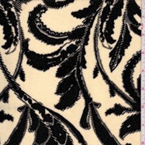Puede incluir: Tela negra y crema con un patr&oacute;n de paisley. La tela tiene una textura suave y aterciopelada.