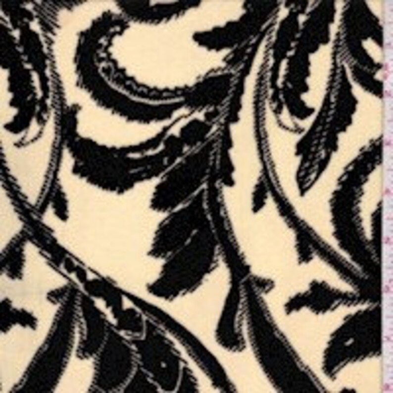 Puede incluir: Tela negra y crema con un patr&oacute;n de paisley. La tela tiene una textura suave y aterciopelada.