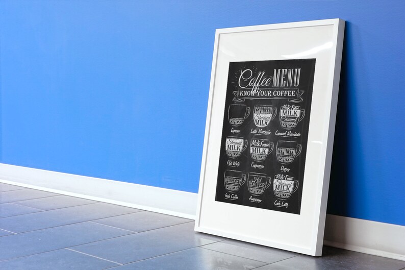 K&ouml;nnte beinhalten: Eine wei&szlig;e gerahmte Tafel mit dem Text "Coffee Menu" und "Know Your Coffee" in einer dekorativen Schriftart. Die Tafel listet verschiedene Kaffeesorten mit Illustrationen von Kaffeetassen und den Zutaten auf, die zur Herstellung jeder Kaffeesorte verwendet werden.