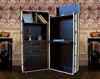 Puede incluir: Una maleta vintage de madera, negra y blanca, con un escritorio plegable, estantes y cajones. La maleta está abierta y tiene un interior negro. La maleta está sobre un suelo de madera delante de un papel tapiz con estampado rojo y dorado.