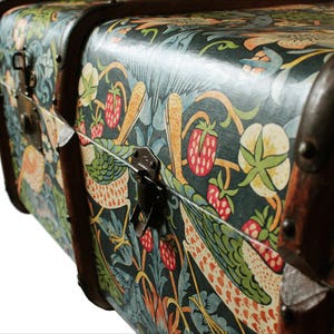 Exclusive William Morris Wallpaper Vintage Steamer Trunk Coffee table, toy chest storage bench. Upcycled Unique furniture home decor: Morris image 4
