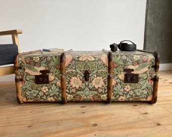 Unico tavolino da caffè William Morris Steamer Trunk / Mobili riciclati perfetti come panca portaoggetti vintage per coperte o baule della speranza