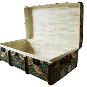 Exclusive William Morris Wallpaper Vintage Steamer Trunk Coffee table, toy chest storage bench. Upcycled Unique furniture home decor: Morris image 5