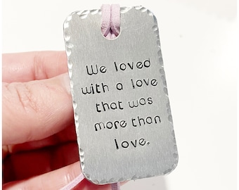 Marcapáginas pequeño de aluminio de 5,7 x 3,1 cm - Accesorio estampado para amantes de la lectura - Idea de regalo para lectores - Marcapáginas personalizado - Marcapáginas personalizado