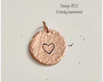 Disque rempli d'or rose de 5/8 po. - pendentif initial personnalisé - breloque prénom personnalisé - motif ou lettres estampés - sans chaîne à ajouter - taille 16 mm