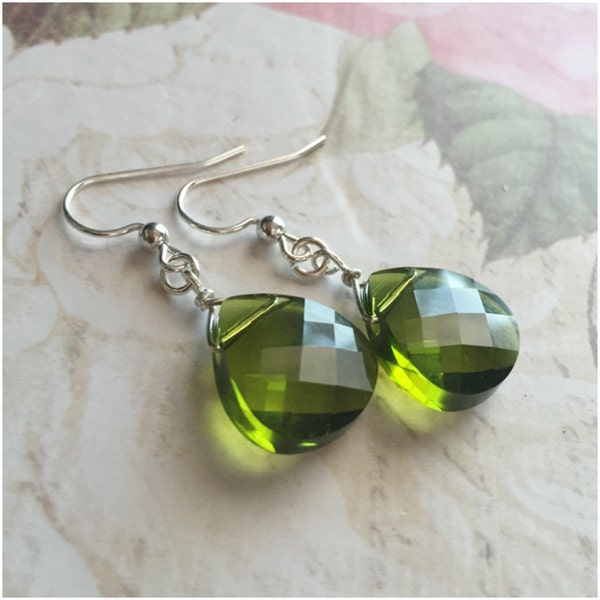 Boucles d’oreilles en verre vert - Boucles d’oreilles en cristal vert - Boucles d’oreilles Briolette verte - Boucles d’oreilles Green Drop - Boucles d’oreilles Green Dangle - Green Swarovski