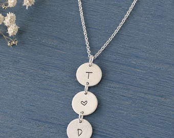 Collana con disco in argento sterling - Iniziale incisa - Lettera martellata - Gioielli personalizzati a forma di cuore per coppie