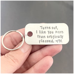 Il s'avère que je t'aime plus que prévu - Porte-clés romantique - Cadeau pour un nouveau petit ami - Personnalisé avec l'initiale ou le nom