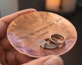 Bandeja de cobre para anillos - Soporte personalizado para anillos de boda - Bandeja multiusos grabada a mano - Bandeja para baratijas - Regalo para el 7º y 22º aniversario - Organizador de joyas