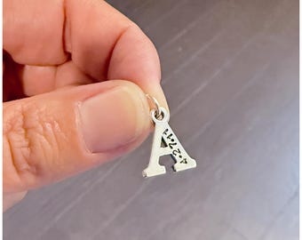 Ciondolo iniziale personalizzato in argento sterling - Ciondolo con lettera della data personalizzata - Ciondolo timbrato a mano - Ciondolo compleanno - Data di anniversario timbrata