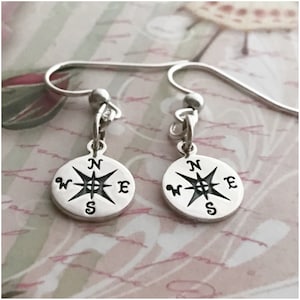 Minuscules boucles d’oreilles en argent avec boussole - Cadeau d’amitié - Boucles d’oreilles Compass - Carte d’amour - Cadeau romantique - Boucles d’oreilles avec message pour ami BFF